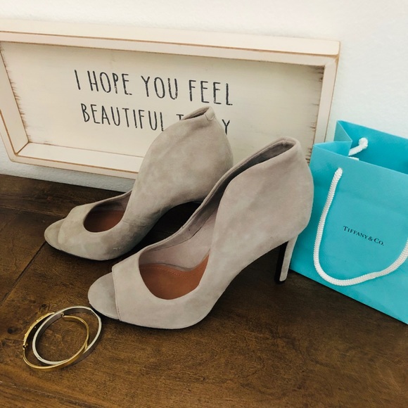 Vince Camuto Shoes - NWT - Vince Camuto Grey Hip Heels